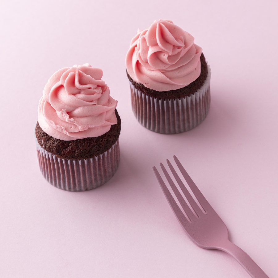 Dva cupcaky s růžovým krémem