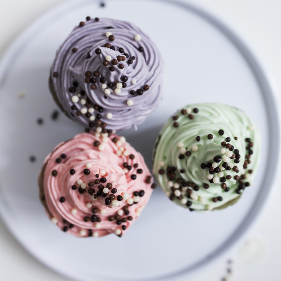 Pastelové cupcaky na talíři